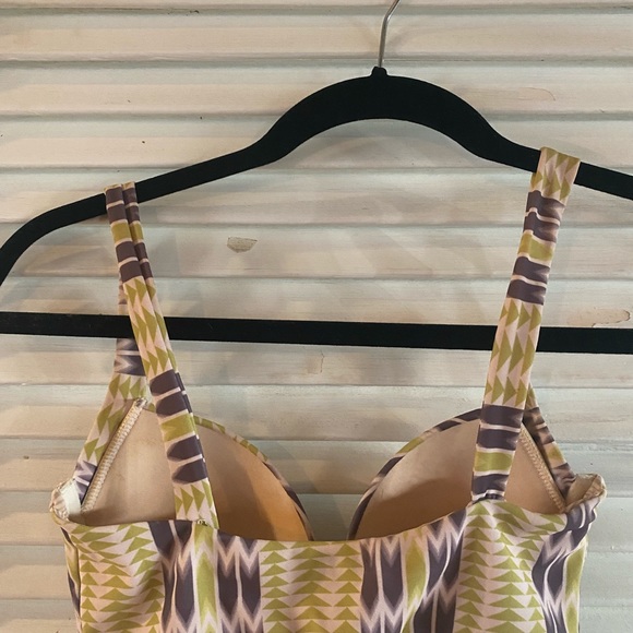 Acacia Belize Top (S) in Arrow and Pikake Bottom (S) in Lilikoi - Picture 5 of 8